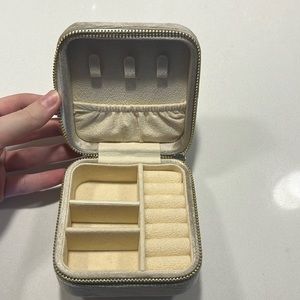 Caitlyn Minimalist velvet jewelry case